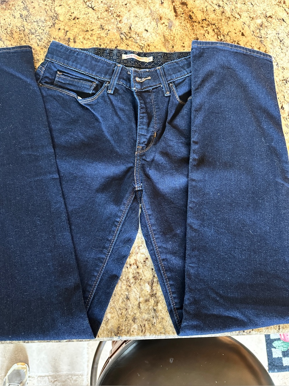 Women’s Levi’s 525 Perfect Waist Straight Leg
size 6M